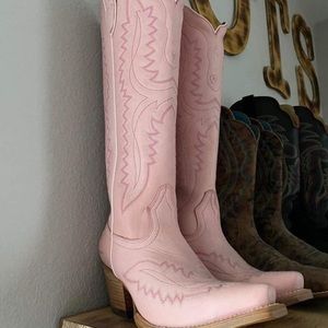 8.5B Ariat boots brand new just don’t fit